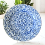 Chine. Plat en porcelaine à décor en camaïeu bleu de fleurs, XVIIIe siècle