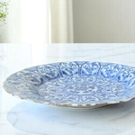 Chine. Plat en porcelaine à décor en camaïeu bleu de fleurs, XVIIIe siècle