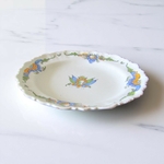 Moustiers. Assiette en faïence décor polychrome aux drapeaux, XVIIIe siècle