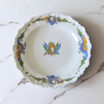 Moustiers. Assiette en faïence décor polychrome aux drapeaux, XVIIIe siècle