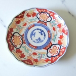 Japon. Paire dassiettes en porcelaine à décor de réserves, XIXe siècle