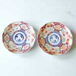Japon. Paire d'assiettes en porcelaine à décor de réserves, XIXe siècle