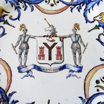 Gien. Assiette en faïence aux armes de la famille Cunninghame of Robertland, fin XIXe siècle