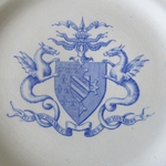 Gien. Assiette en faïence aux armes de la famille Adhémar de Montfalcon, début XXe