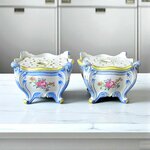 Gien. Paire de bouquetières en faïence à décor polychrome de fleurs, XIXe siècle