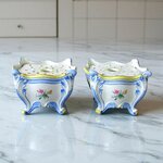 Gien. Paire de bouquetières en faïence à décor polychrome de fleurs, XIXe siècle