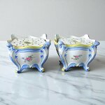 Gien. Paire de bouquetières en faïence à décor polychrome de fleurs, XIXe siècle
