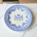 Gien. Assiette en faïence aux armes de la famille Cillart de Kermainguy, XIXe siècle