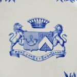 Gien. Assiette en faïence aux armes de la famille Cillart de Kermainguy, XIXe siècle