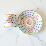 Derby. Tasse en porcelaine à décor polychrome de fleurs, XVIII-XIXe siècle