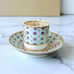 Derby. Tasse en porcelaine à décor polychrome de fleurs, XVIII-XIXe siècle