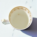 Derby. Tasse en porcelaine à décor polychrome de fleurs, XVIII-XIXe siècle
