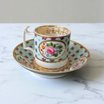 Derby. Tasse en porcelaine à décor polychrome de fleurs, XVIII-XIXe siècle