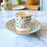 Derby. Tasse en porcelaine à décor polychrome de fleurs, XVIII-XIXe siècle