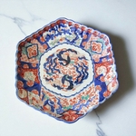 Japon. Plat en porcelaine décor polychrome Imari d'oiseaux, XIXe siècle