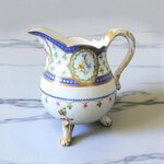 Sèvres. Pot à lait tripode en porcelaine à décor de fleurs dans des réserves, XVIIIe siècle