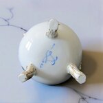 Sèvres. Pot à lait tripode en porcelaine à décor de fleurs dans des réserves, XVIIIe siècle
