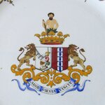 Gien. Assiette en faïence à décor polychrome aux armes de la famille de Pérusse des Cars, fin XIXe siècle