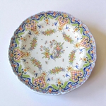 Desvres. Fourmaintraux Frères. Plat en faïence décor à la corne d'abondance, XIX siècle