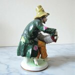 Allemagne. Schwarza-Saalbahn. Figure en porcelaine le joueur daccordéon, XXe