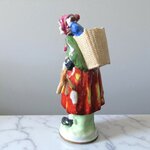 Allemagne. Schwarza-Saalbahn. Figure en porcelaine une femme et son chien, XXe siècle