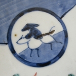 Japon. Arita. Plat en porcelaine à décor de carpes et personnages, XIXe siècle