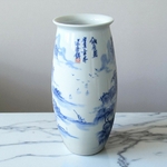 Chine. Vase en porcelaine à décor camaïeu bleu de paysages, XXe siècle