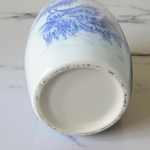 Chine. Vase en porcelaine à décor camaïeu bleu de paysages, XXe siècle