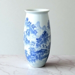 Chine. Vase en porcelaine à décor camaïeu bleu de paysages, XXe siècle