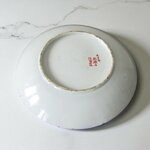 Japon. Plat en porcelaine décor de coqs et personnages, fin XIXe siècle