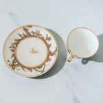 Paris. Attrib Locré. Tasse en porcelaine décor danimaux et enfants, début XIXe