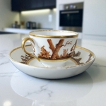 Paris. Attrib Locré. Tasse en porcelaine décor danimaux et enfants, début XIXe
