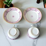 Paris. Paire de tasses en porcelaine décor de fleurs dans des réserves, XIXe