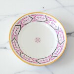 Paris. Paire de tasses en porcelaine décor de fleurs dans des réserves, XIXe