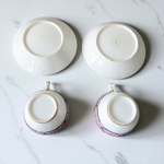 Paris. Paire de tasses en porcelaine décor de fleurs dans des réserves, XIXe