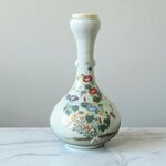 Japon. Vase en porcelaine céladon décor de fleurs et oiseaux, XIXe-XXe siècle
