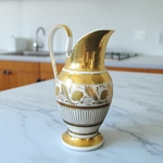 Paris. Pot à lait en porcelaine à décor de fleurs et feuillages or, XIXe siècle