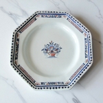 Rouen. Plat octogonal en faïence décor corbeille fleurie, XVIIIe siècle