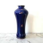 Sèvres. Vase en porcelaine à fond bleu décor de brins fleuris or, fin XIXe
