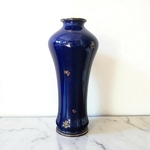 Sèvres. Vase en porcelaine à fond bleu décor de brins fleuris or, fin XIXe