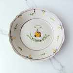 Nevers. Assiette en faïence à décor polychrome d'un cœur et d'une clé, XVIIIe siècle