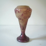 Emile Gallé. Vase en verre multicouche décor dégagé à lacide à motif de fleurs, début XXe siècle
