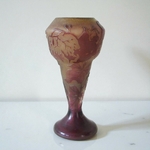 Emile Gallé. Vase en verre multicouche décor dégagé à l'acide à motif de fleurs, début XXe siècle