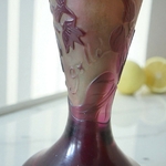 Emile Gallé. Vase en verre multicouche décor dégagé à lacide à motif de fleurs, début XXe siècle