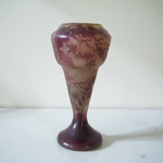 Emile Gallé. Vase en verre multicouche décor dégagé à lacide à motif de fleurs, début XXe siècle