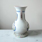 Japon. Vase en porcelaine à décor polychrome doiseaux dans des réserves, XIX-XX