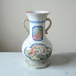 Japon. Vase en porcelaine à décor polychrome doiseaux dans des réserves, XIX-XX
