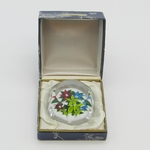 Saint-Louis. Boule presse-papier ou sulfure en cristal à décor de trois fleurs SL 1971