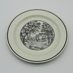 Sarreguemines. Assiette en faïence à décor en grisaille de personnages dans un parc, XIXe siècle