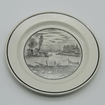 Sarreguemines. Assiette en faïence à décor de personnages au bord d'une rivière, XIXe siècle